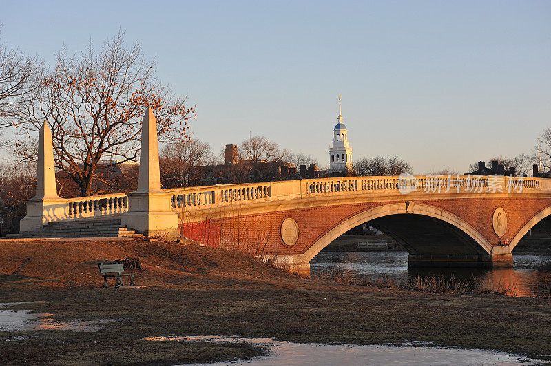 哈佛大学的Weeks Memorial Bridge